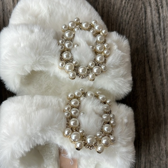 She is Cheval Shoes White Faux Mink Neverending Story Slippers Size 7 Bridal - Picture 6 of 11